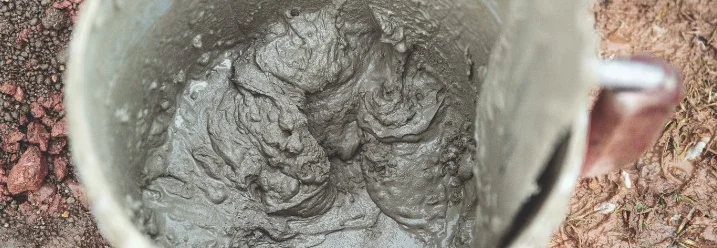 Eimer mit frischem Zement